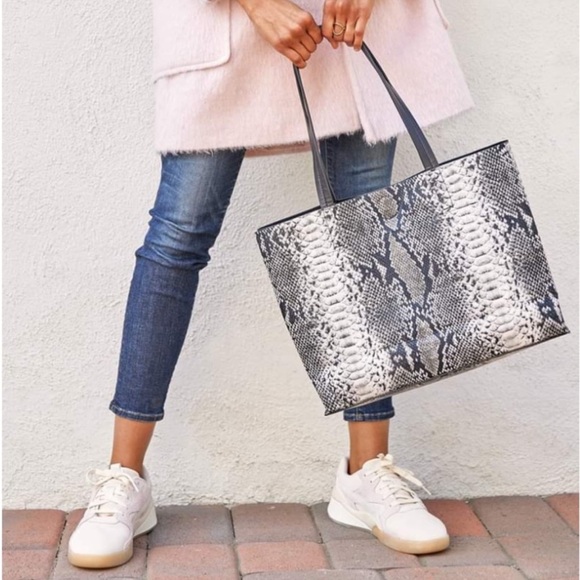 summer & rose Handbags - 🆕Vegan Faux Snake Skin Tote